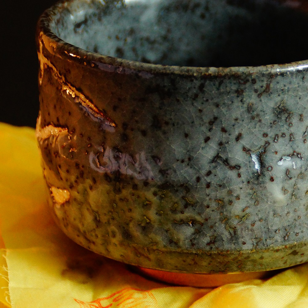 Chawan Tea Bowl Made of Oribe Ware by Ito Shinzan Motif Close-Up Preview