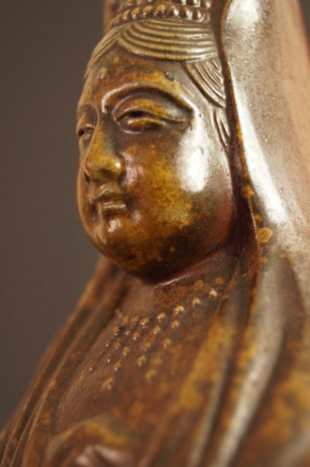 Kannon figure made of Bizen ware by Shibaoka Tsukuru close-up of the face with pearl necklace motif close-up 2