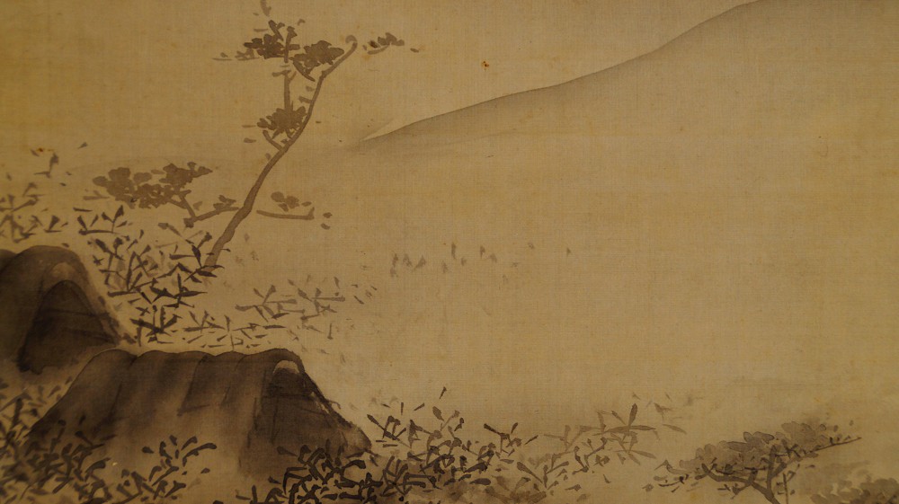 Nahaufnahme der Felsen und eines einzelnen Baumes am Ufer der Tuschelandschaft von Naoun