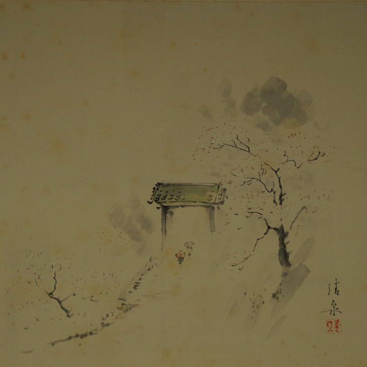 Vorschau-Nahaufnahme des Torii mit bluehenden Baeumen und winziger Wanderfigur