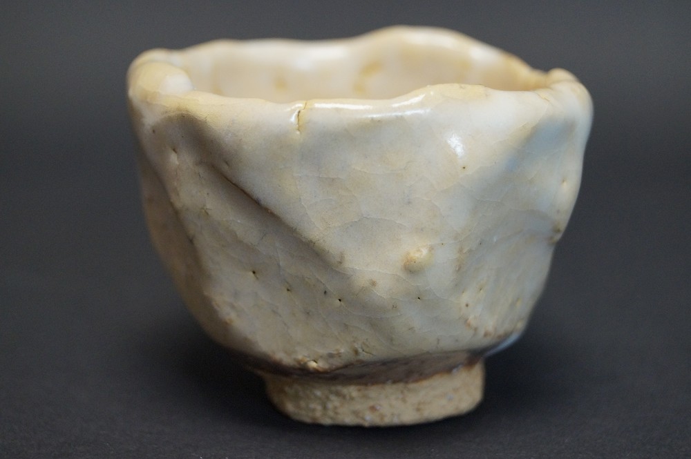 Sake cup guinomi hagi by Seigan Yamane side view 2