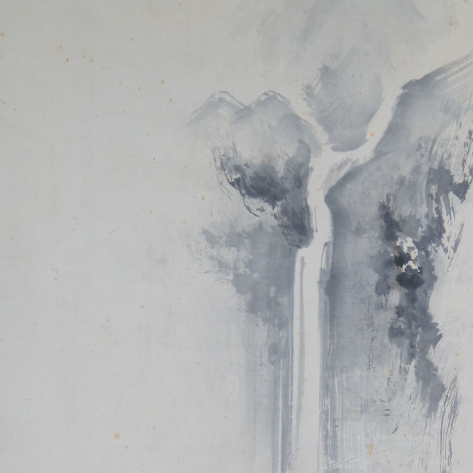 Weitere Nahaufnahme des Wasserfalls und der Felsstruktur im Kakemono Wanderer vor dem Wasserfall