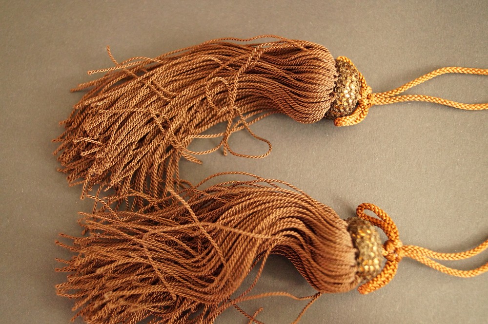 Brown silk tassels with gold-colored wrapping Tassel Close-Up