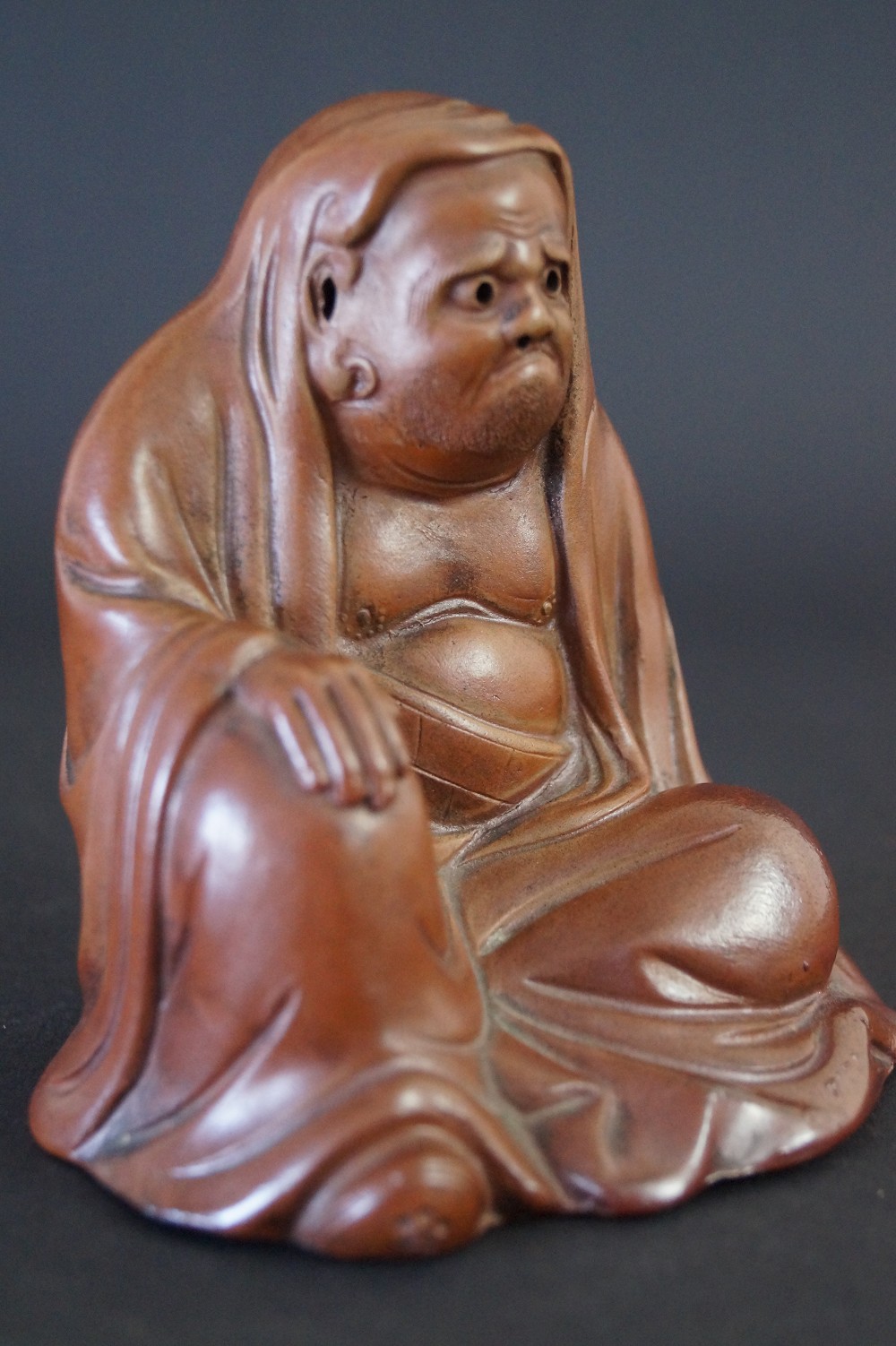 Bodhidharma Figur Frontalansicht mit Aufbewahrungsbox 3