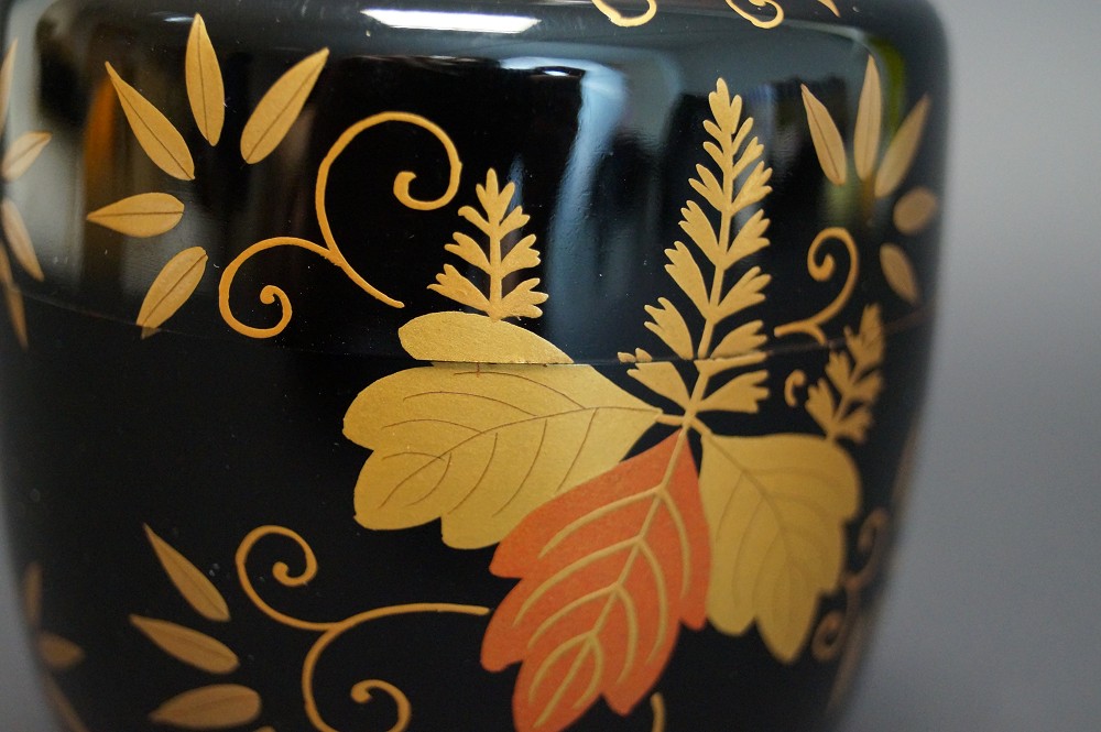 Makie Chu Natsume mit Herbstlaub-Motiv von Heian Koshun Motiv Nahaufnahme 2