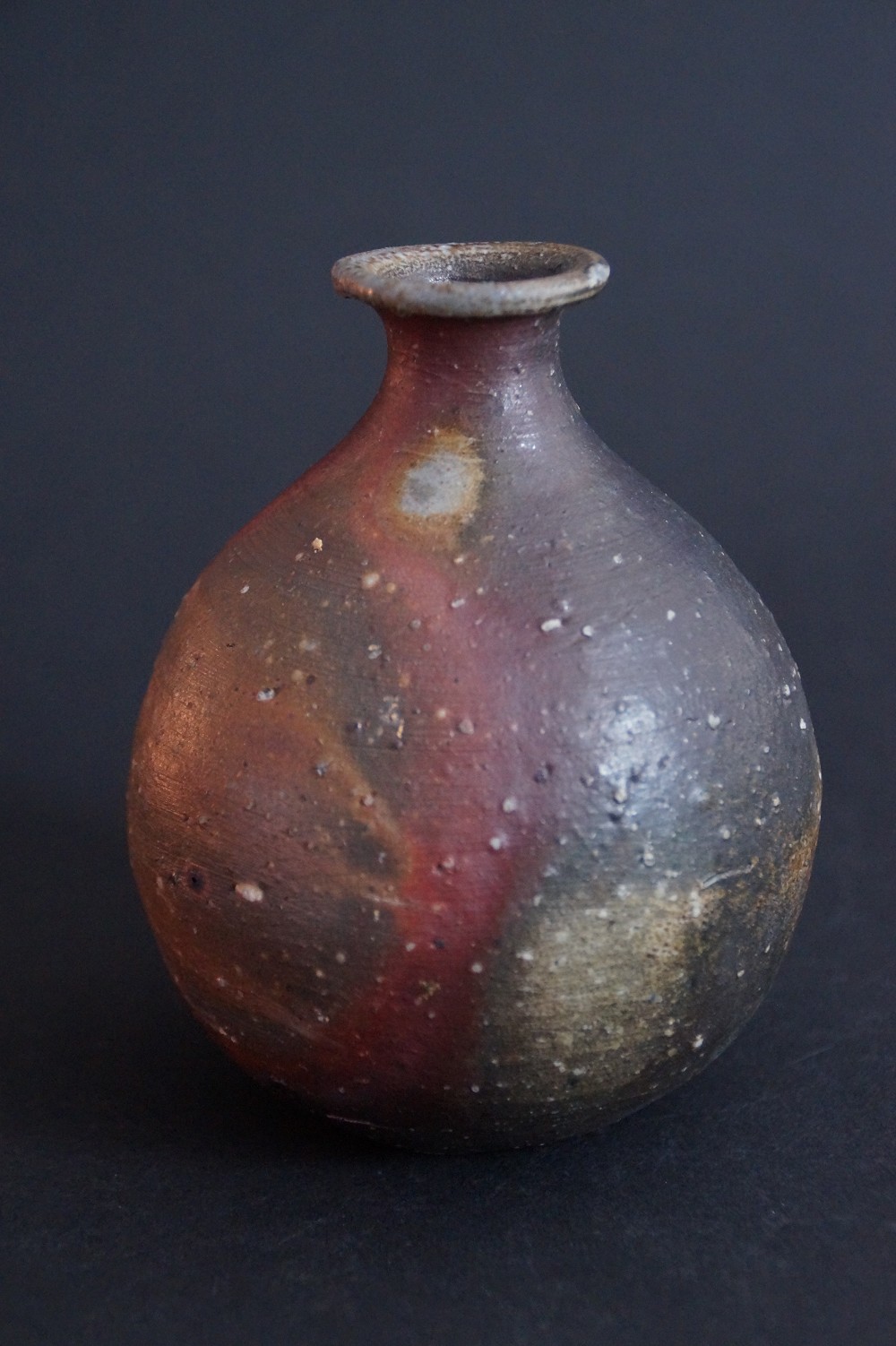 Bizen tokkuri front view