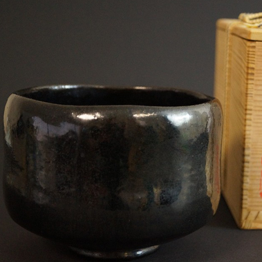 Raku-yaki Chawan by Kentaro Furumaru motif close-up preview