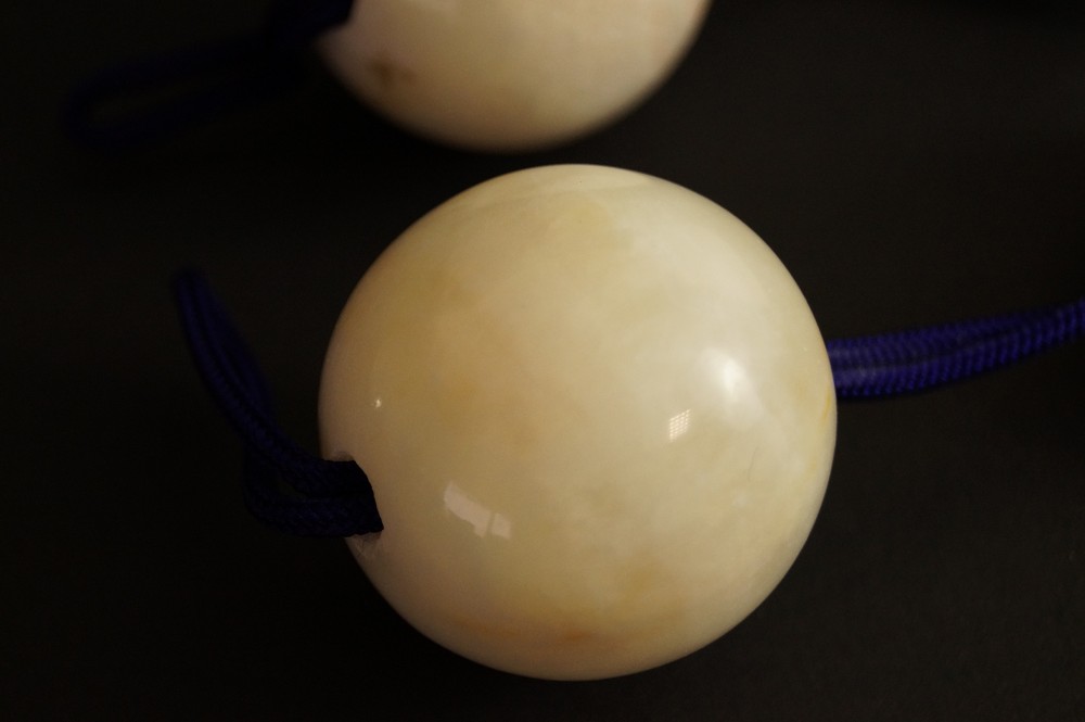 Fuchin Weisser Onyx Naturstein Quaste Blau Nahaufnahme