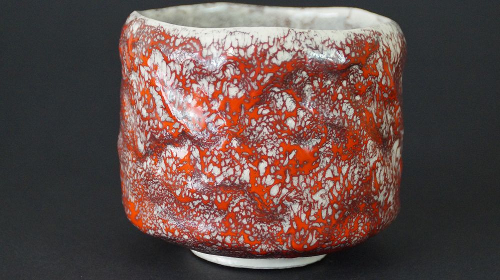 Another view of the chawan tea bowl made of Minoh ware with high-contrast crackle glaze