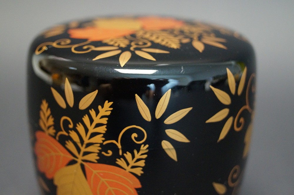 Makie Chu Natsume mit Herbstlaub-Motiv von Heian Koshun Motiv Nahaufnahme 1