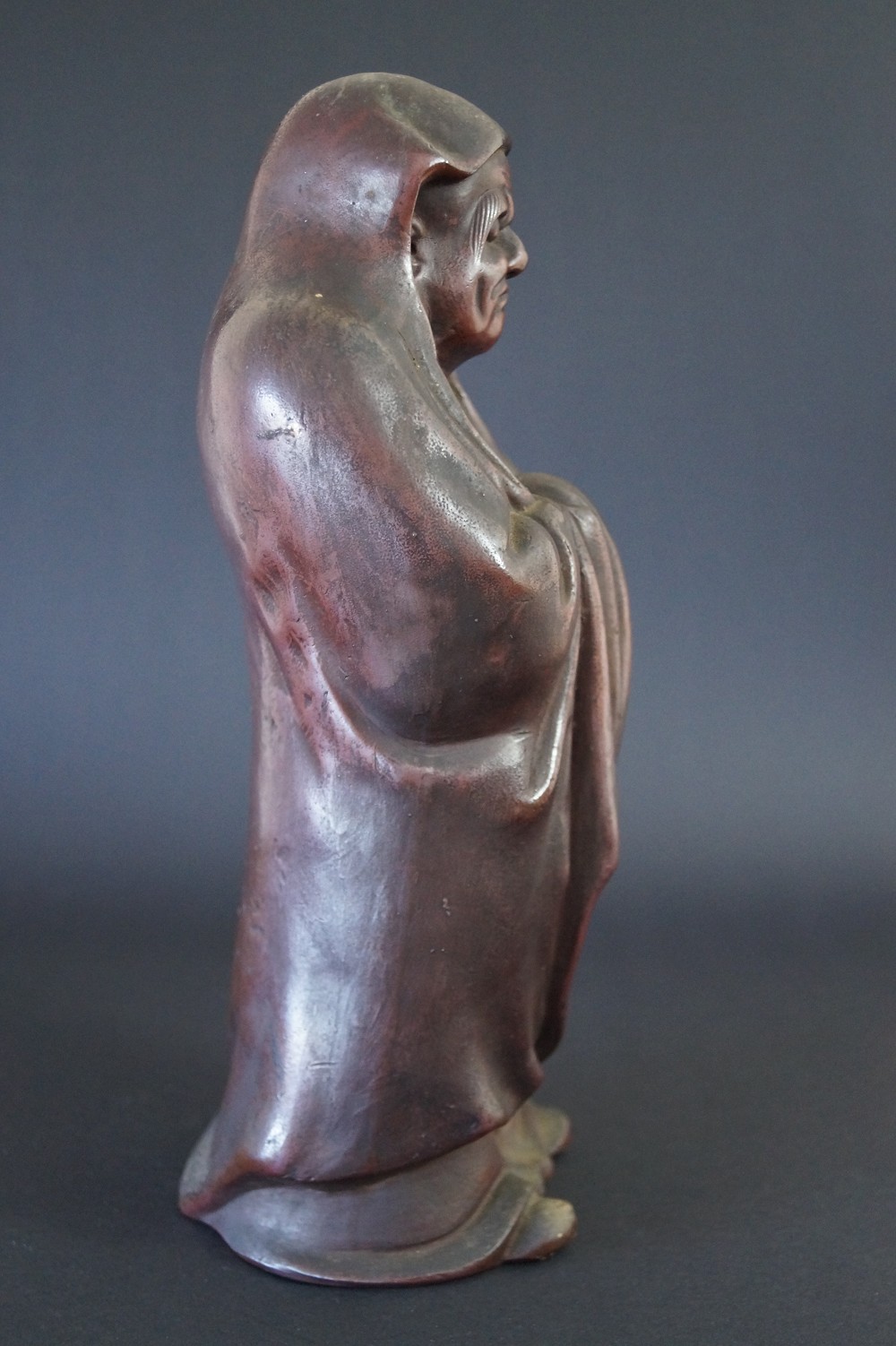 Bodhidharma Daruma Figur aus Bizen Keramik Seitenansicht 2