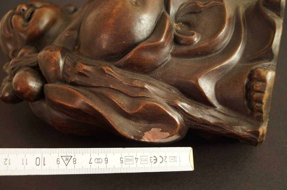 Hotei Bizen-Figur Fuss-Motiv Nahaufnahme