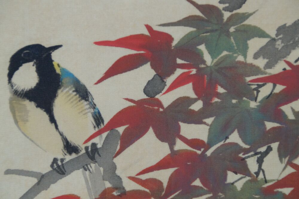 Close-up of a bird in front of red maple leaves in the kakemono Birds in Autumn Maple