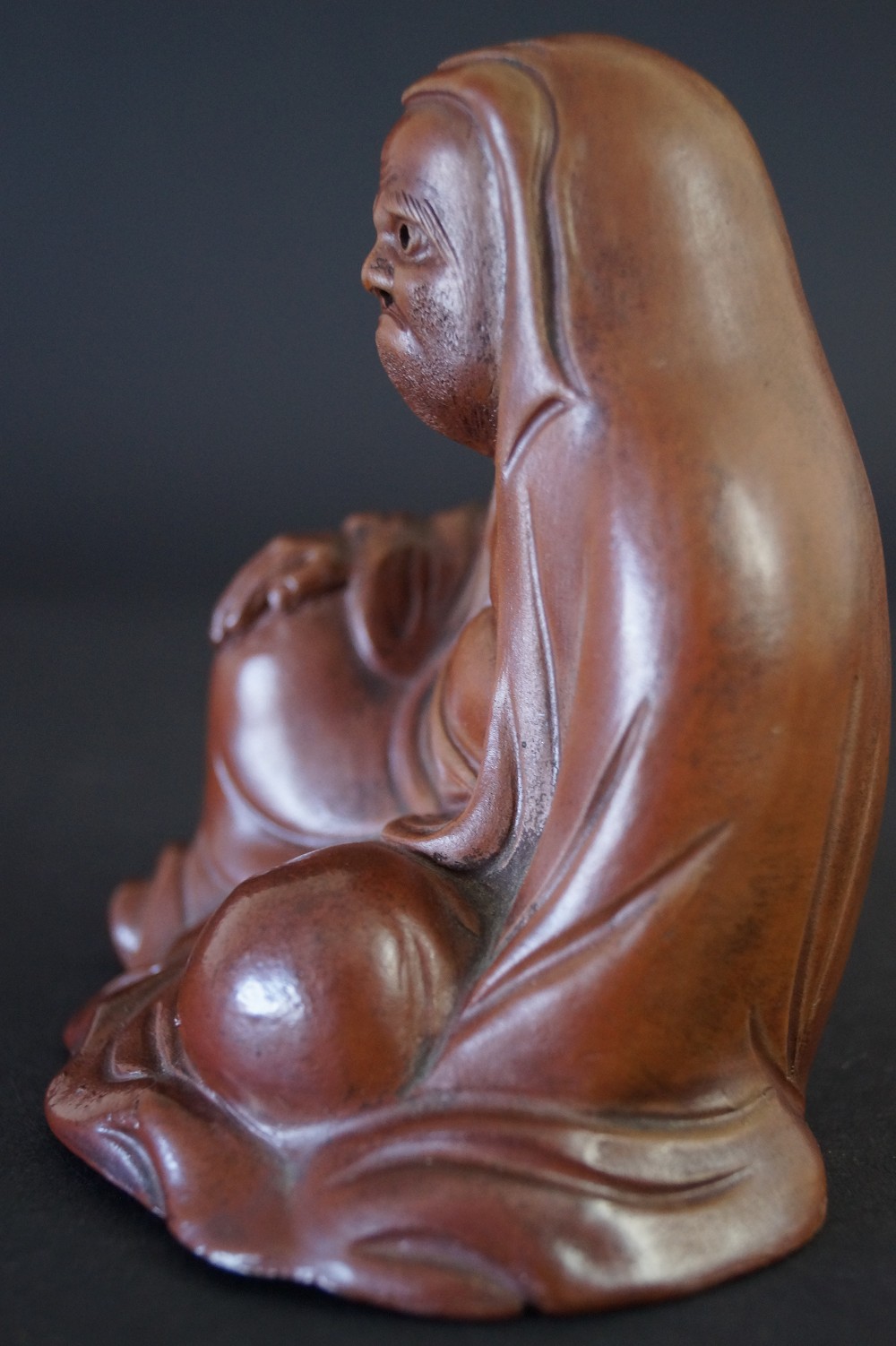 Bodhidharma Figur Seitenansicht