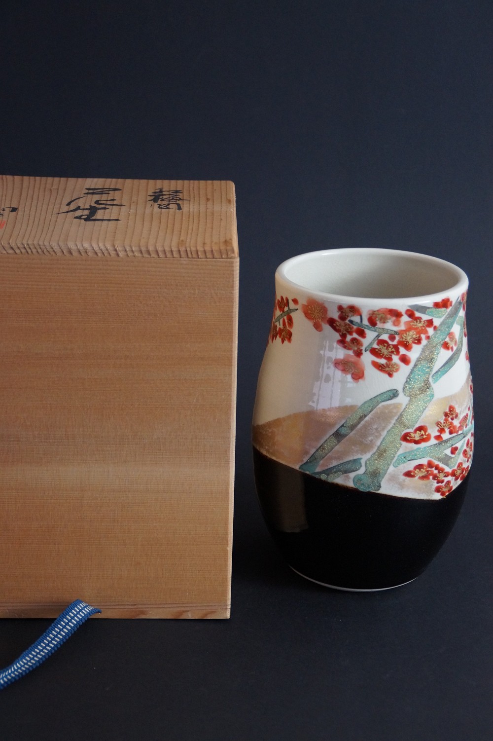 Kutani Vase von Akimori Nakata Frontalansicht mit Aufbewahrungsbox