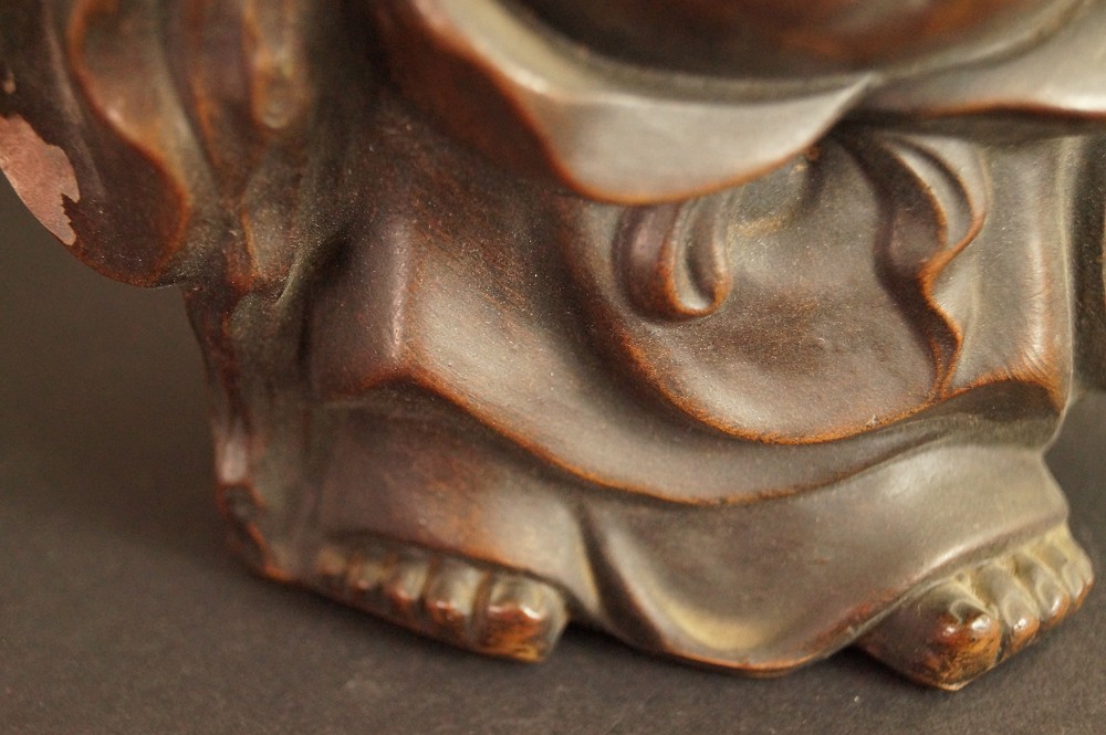 Hotei Bizen-Figur Fuss-Motiv Nahaufnahme 2