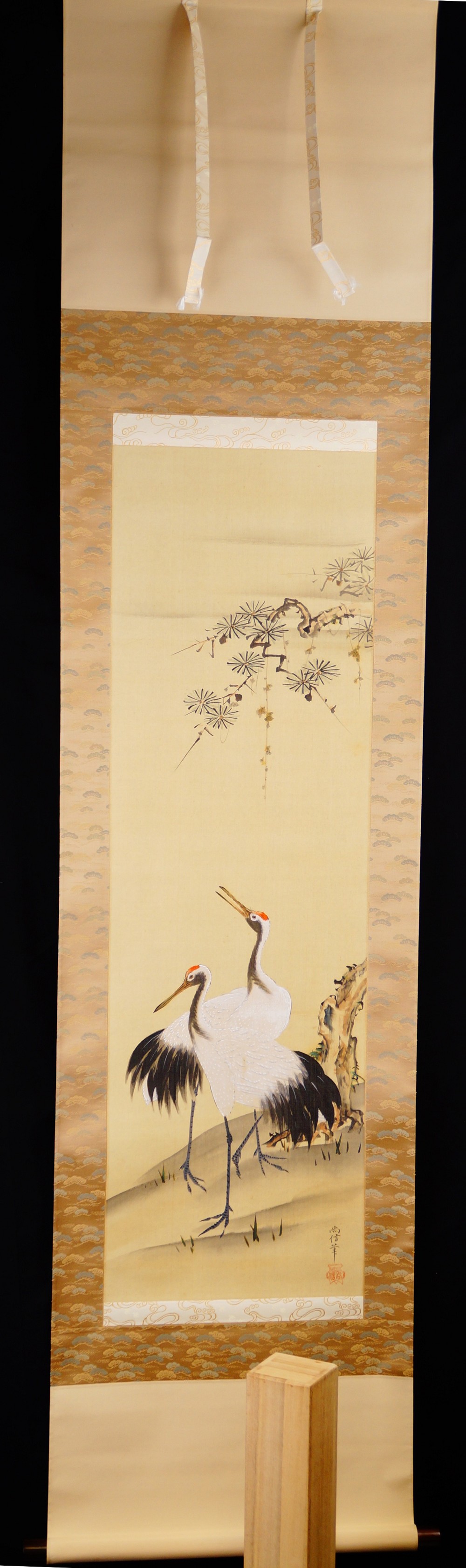 Gesamtansicht des Kakemono mit zwei Kranichen unter einem Kiefernzweig vor Felsen, aufgehaengt mit Rollendetail