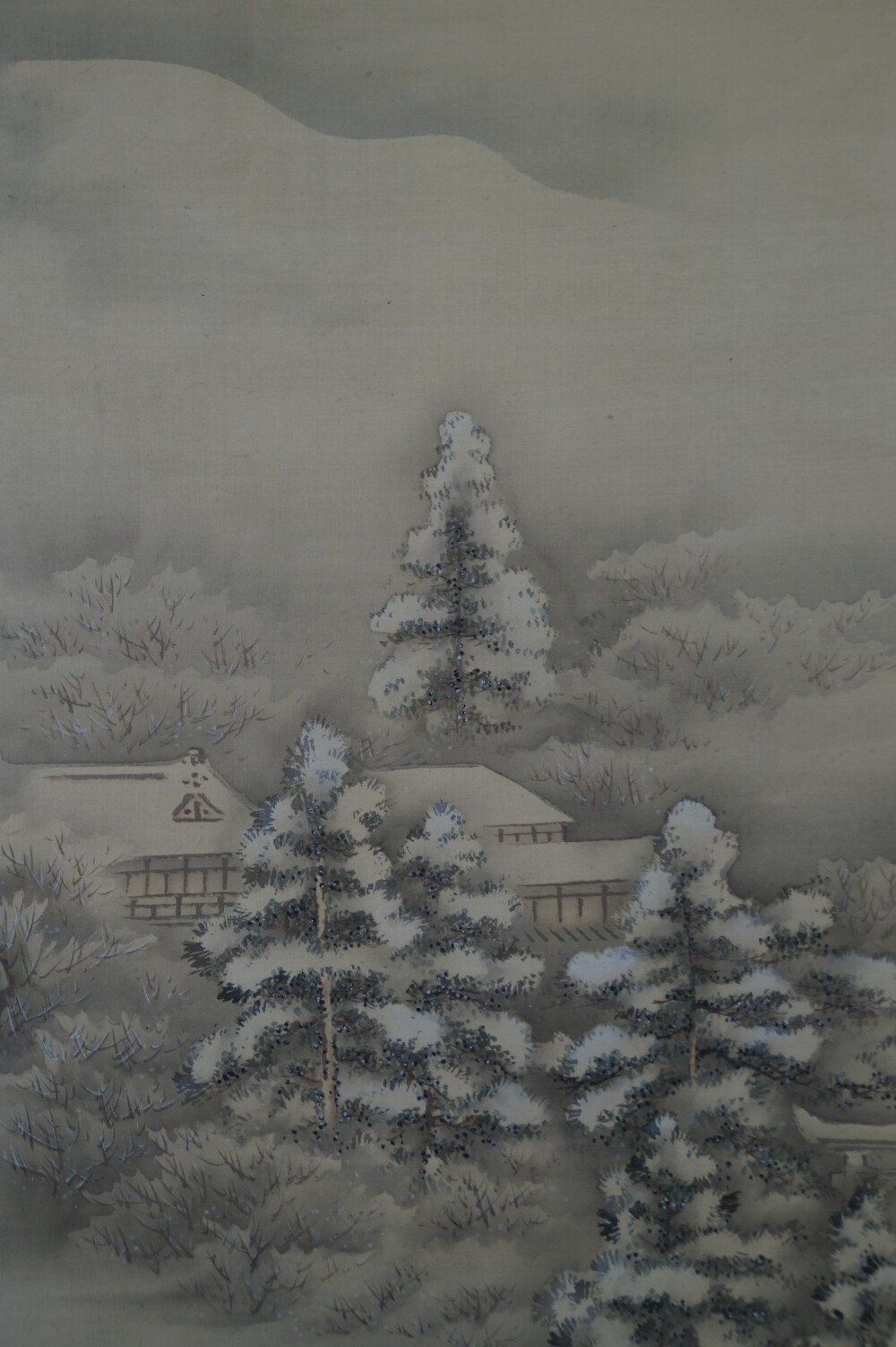 Nahaufnahme der schneebedeckten Kiefern und des Anwesens in der Winter-Rolle des 2er Sets Kakemono Ikeda Kyuka