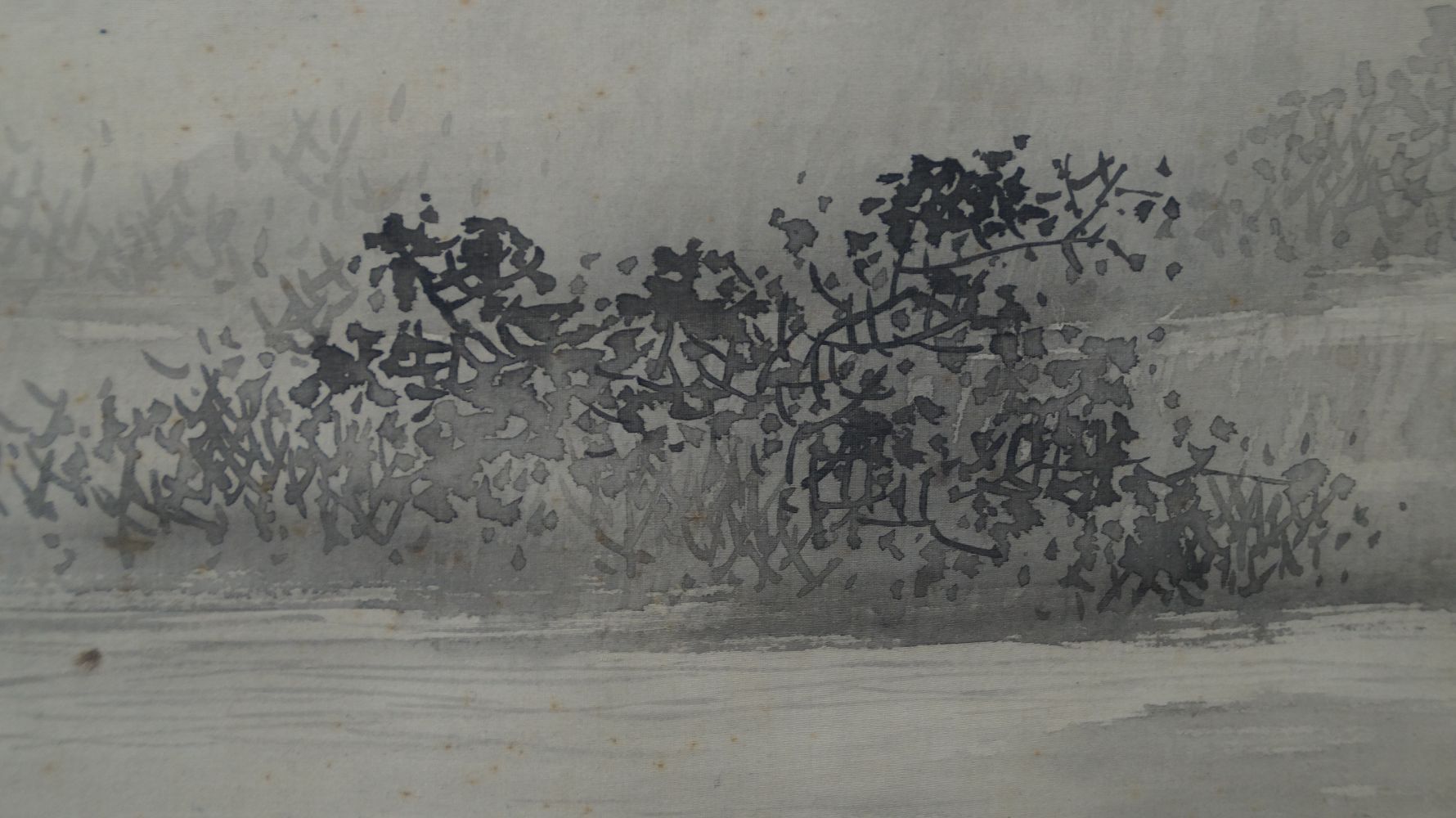 Nahaufnahme des im Nebel liegenden Roehrichts am Ufer im Kakemono Pflaumenblueten im Mondnebel