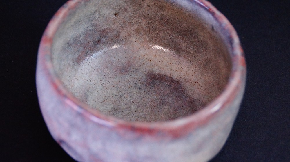View from above into the chawan with earth-colored glaze on the inside by Kaihatsu Bunmei