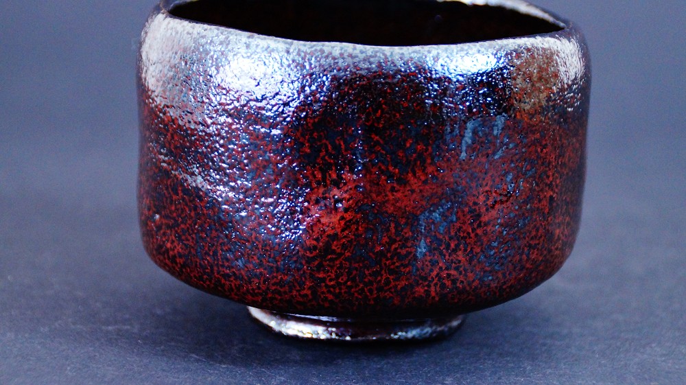 Close-up of the irregularly shaped rim of the chawan made of Raku ware by Shoraku Sasaki