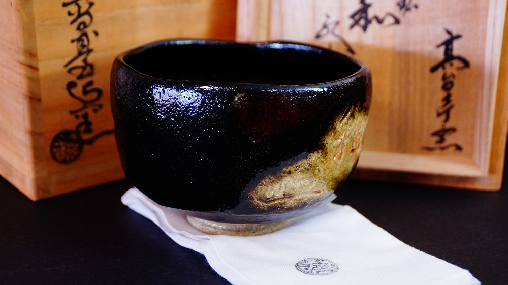 Chawan Made of Raku Ware by Yoko Meido Front View with Storage Box 2