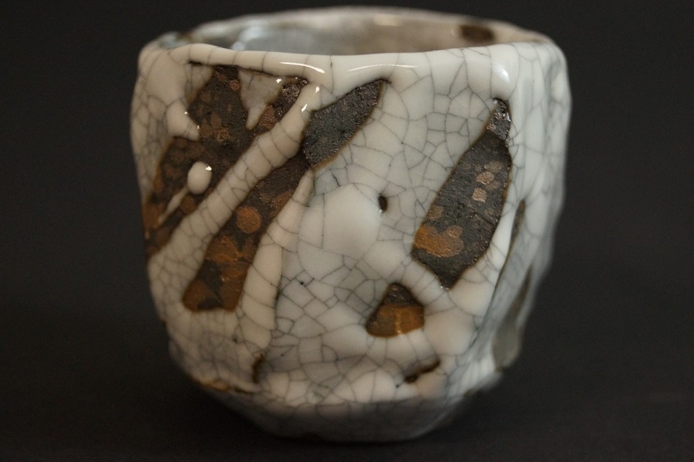 Handgetöpferte japanische Sakeschale (Guinomi) Shino Keramik von Bunga Yamamoto