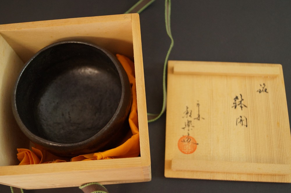 Handgetöpferte japanische Teeschale (Chawan) Raku Keramik von Shoraku Heian