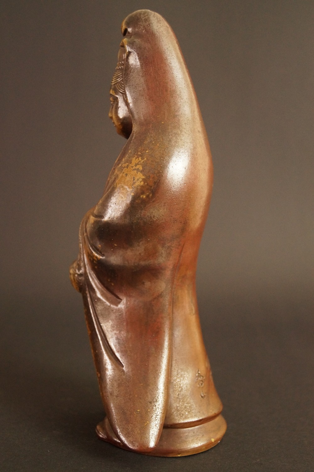 Kannon figure made of Bizen ware by Shibaoka Tsukuru side view 3 in full profile