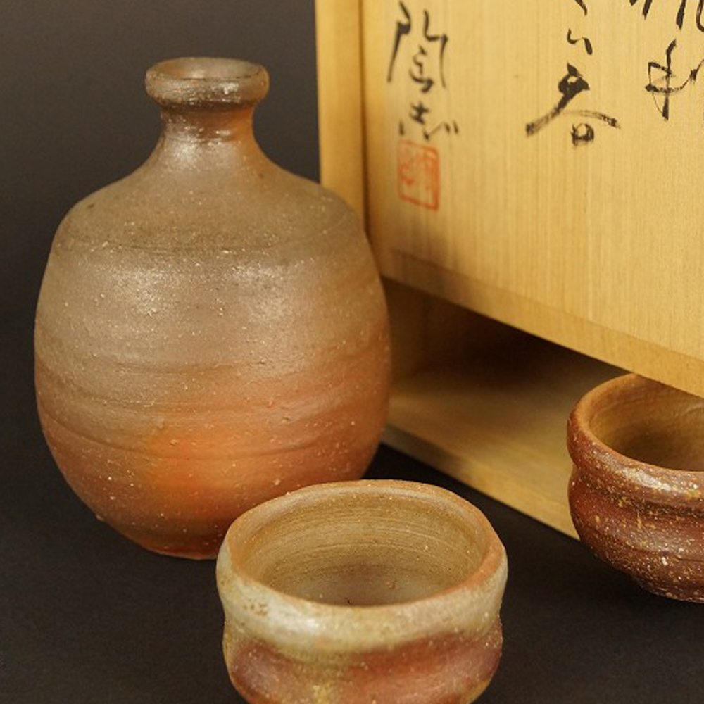 Bizen tokkuri set with 2 guinomi motif close-up preview