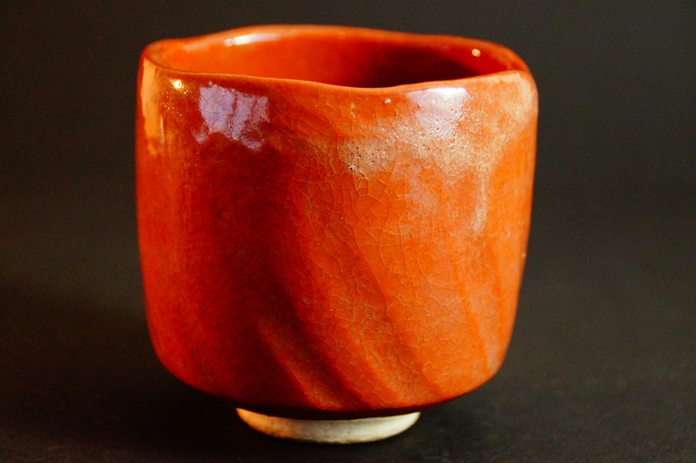 Weitere Seitenansicht des Chawan mit rot glasierter Raku-Keramik von Seiraku