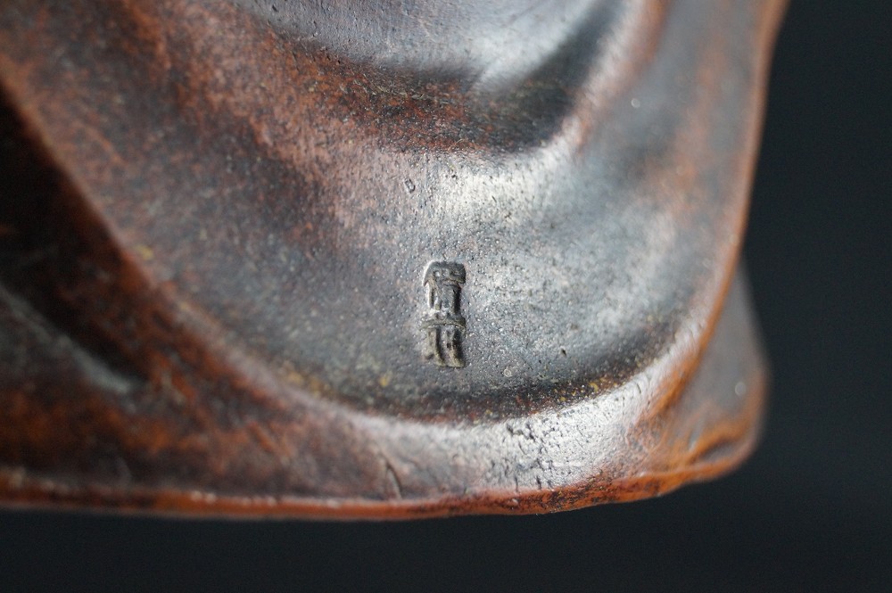 Bodhidharma Daruma wide-open eyes Bizen ware potter's mark close-up