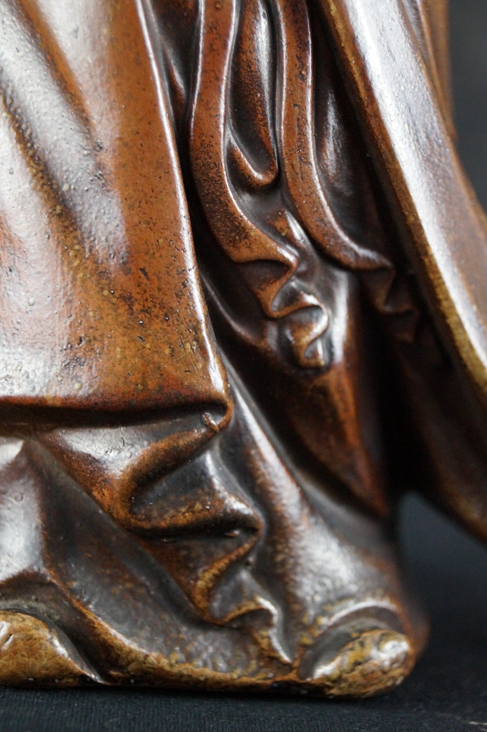 Kannon figure Bizen ware drapery folds close-up 5