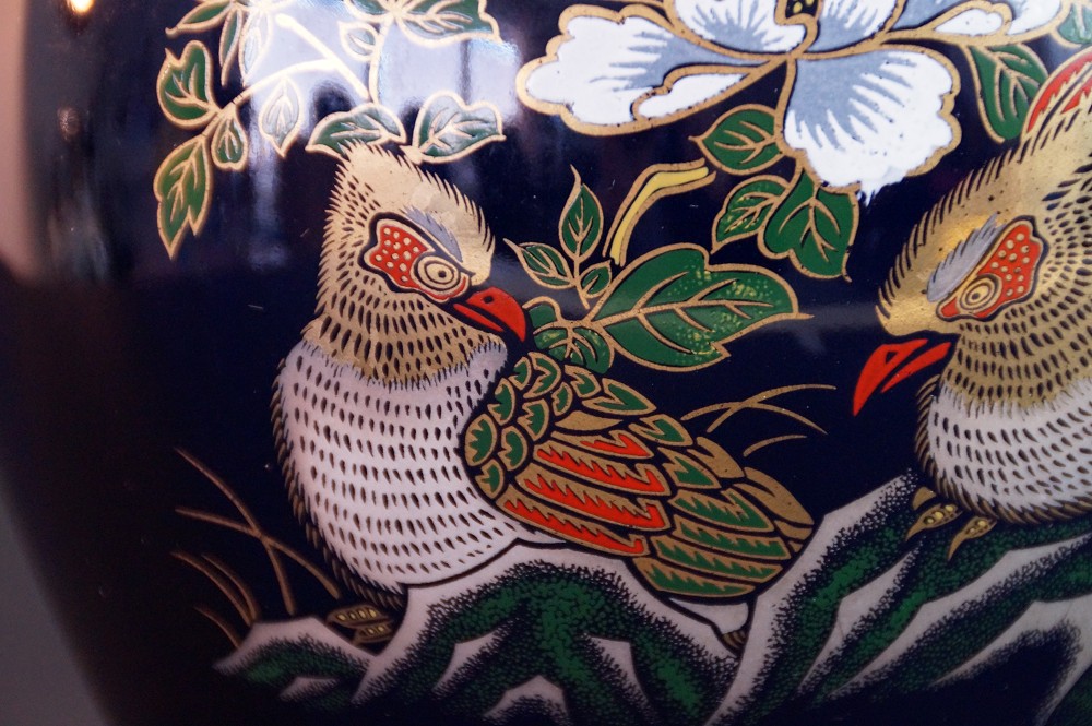 Kutani Vase by Seiho Motif Close-Up 2