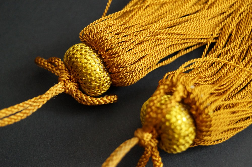 Fuchin Dairiseki Marmor Grau Quaste Gold Knoten Nahaufnahme
