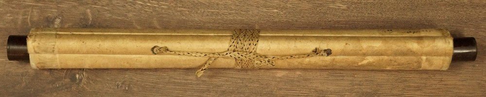 Spatz Kakemono zusammengerollt