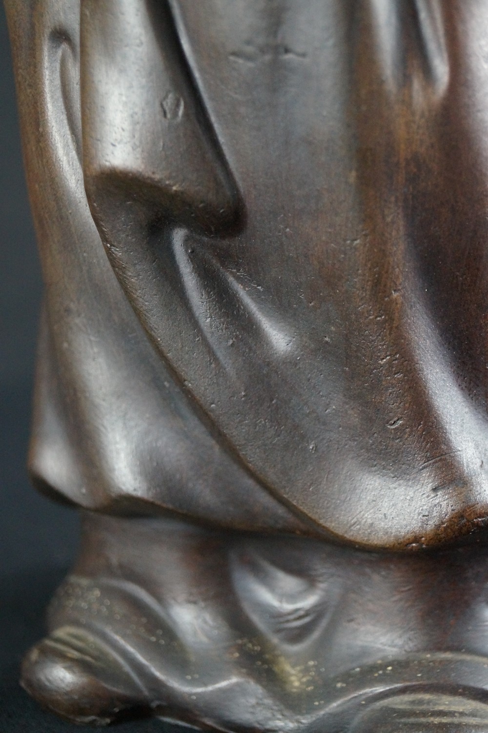 Bodhidharma Daruma Pensive Gaze Bizen Ware Robe Folds Close-Up 5