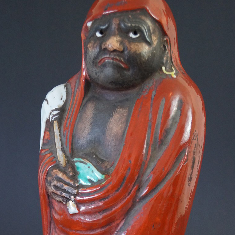 Bodhidharma Daruma Figur aus Kutani Porzellan Motiv Nahaufnahme Vorschau