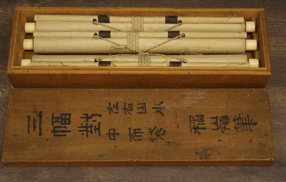 Landschaft und Hotei Kakemono zusammengerollt in Aufbewahrungsbox