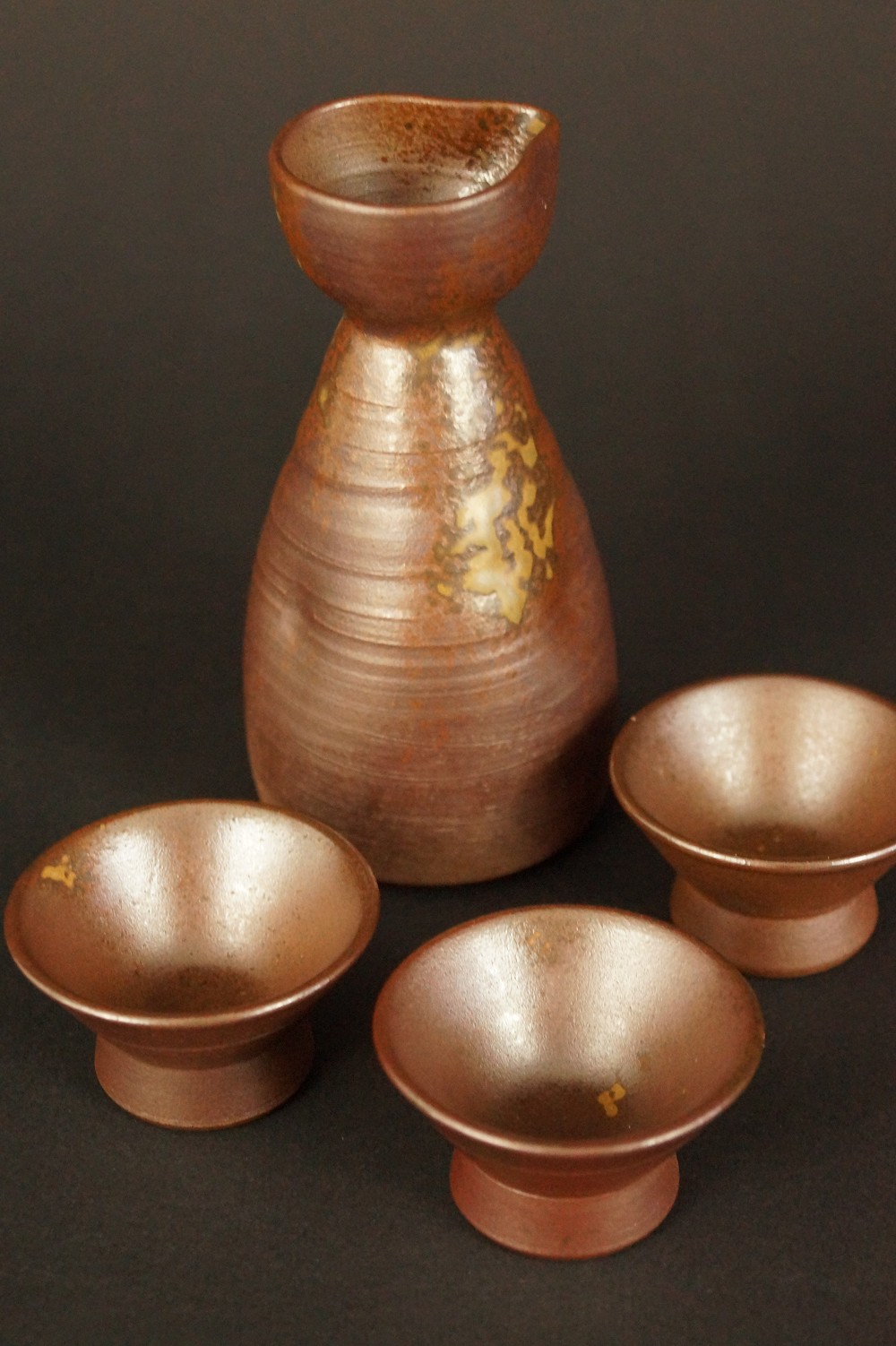 Handgetöpferte japanische Sake Flasche mit 3 Schalen (Tokkuri, Guinomi) aus Bizen Keramik
