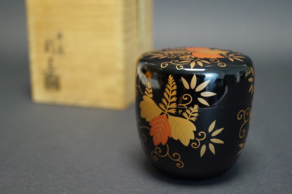 Makie Chu Natsume mit Herbstlaub-Motiv von Heian Koshun Frontalansicht mit Aufbewahrungsbox