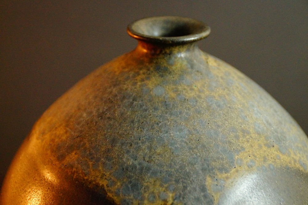 Vase made of Kasama ware by Arata Koji neck view close-up