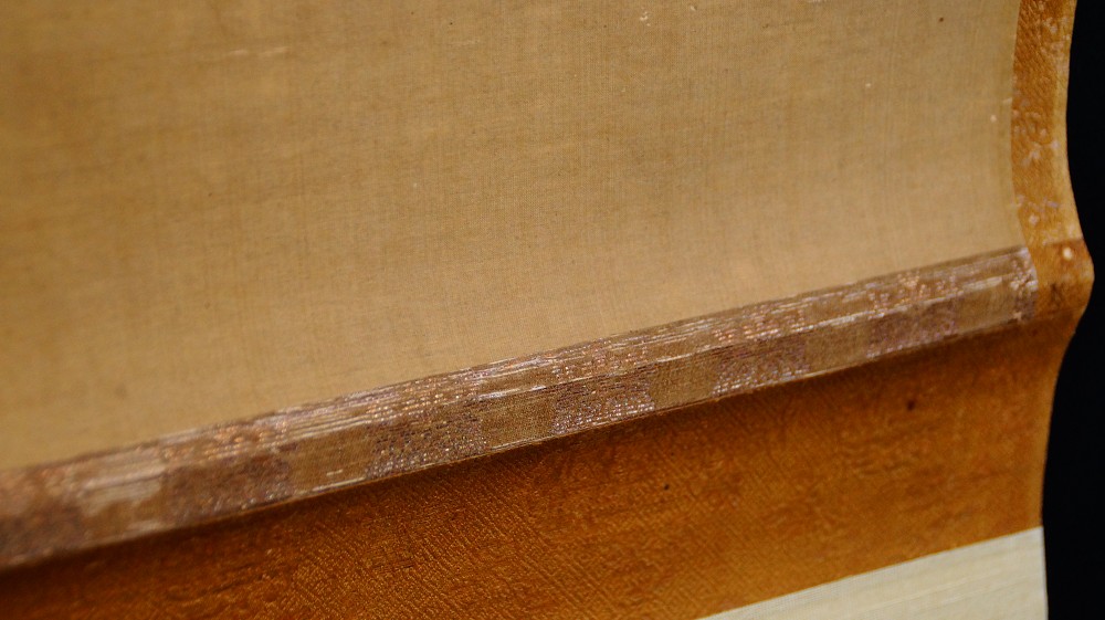 Further detail of the silk mounting with transition to the golden-brown brocade border