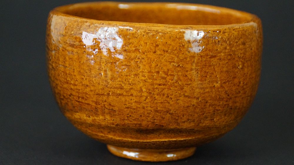 Weitere Ansicht der Chawan Teeschale aus Ohi-Keramik mit gleichmaessiger orangebrauner Glasur