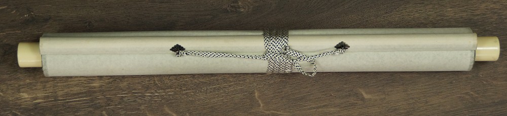 Zusammengerolltes und mit Kordel verschnuertes Kakemono mit Jikusaki aus Holz