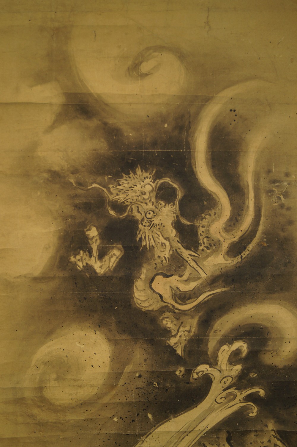 Drache in Wolken und Wellen Drachenkopf Motiv Nahaufnahme