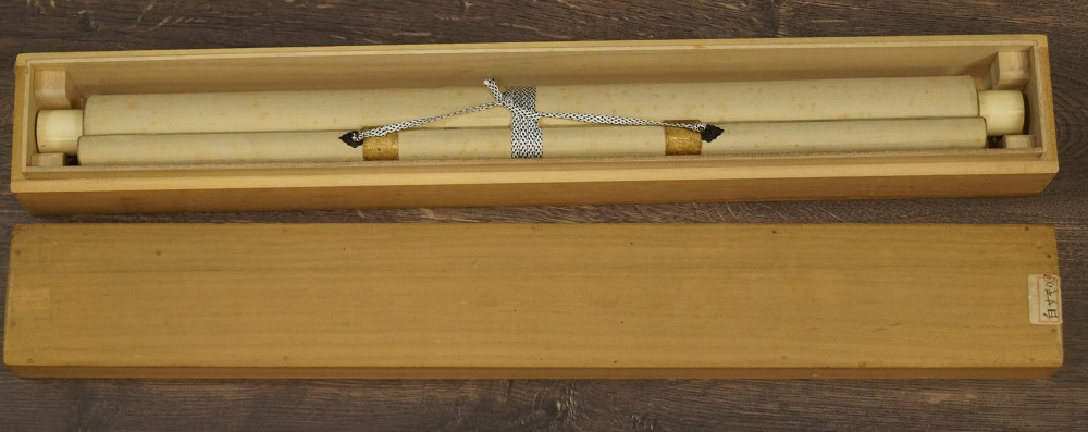Kakemono zusammengerollt in Aufbewahrungsbox