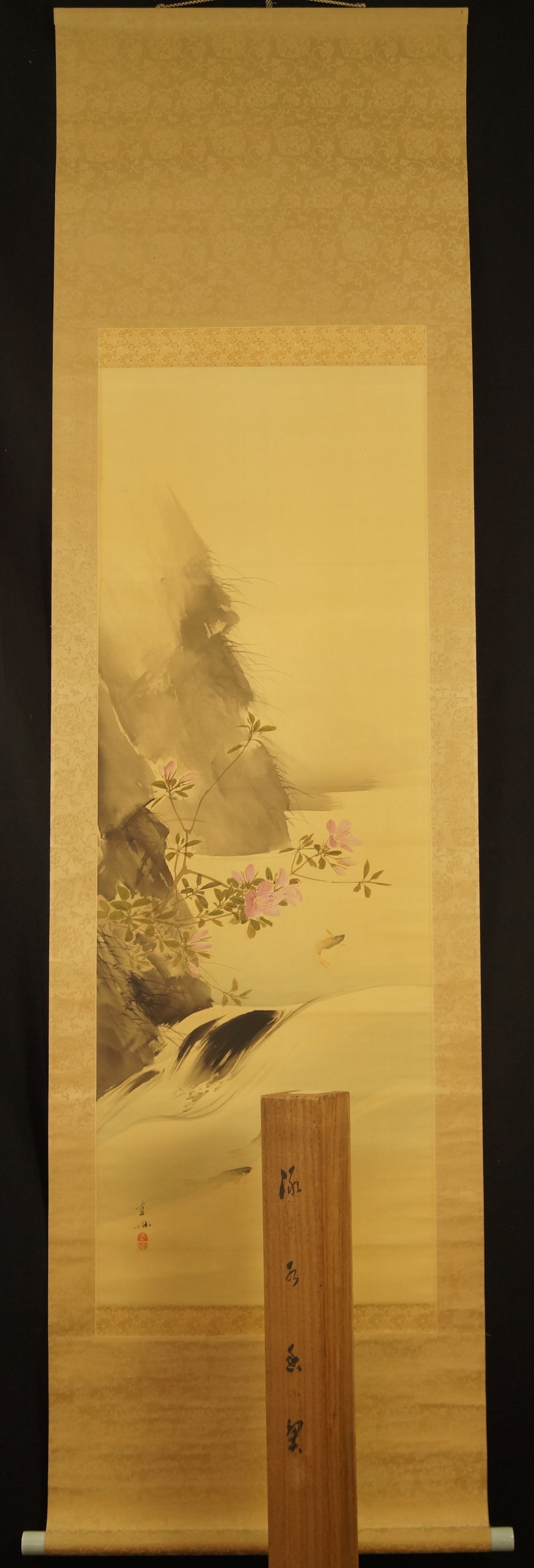 Japanisches Rollbild Azaleen und Fische am Wasserfall Gesamtansicht Rollbild