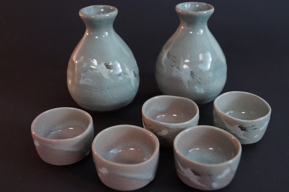Side view of the set with turquoise-gray crackled glaze and white-gray crane motif