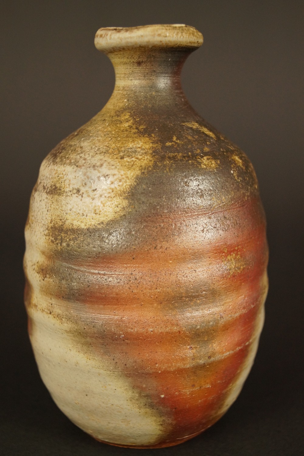 Handgetöpferte japanische Sake Flasche (Tokkuri) aus Bizen Keramik